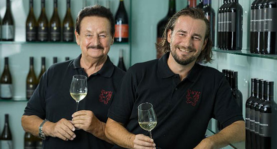 1985 – der Weinskandal & die Zeit des Umdenkens. Inmitten des Geschehens der Selfmade Önologe Heribert Bayer mit seiner...